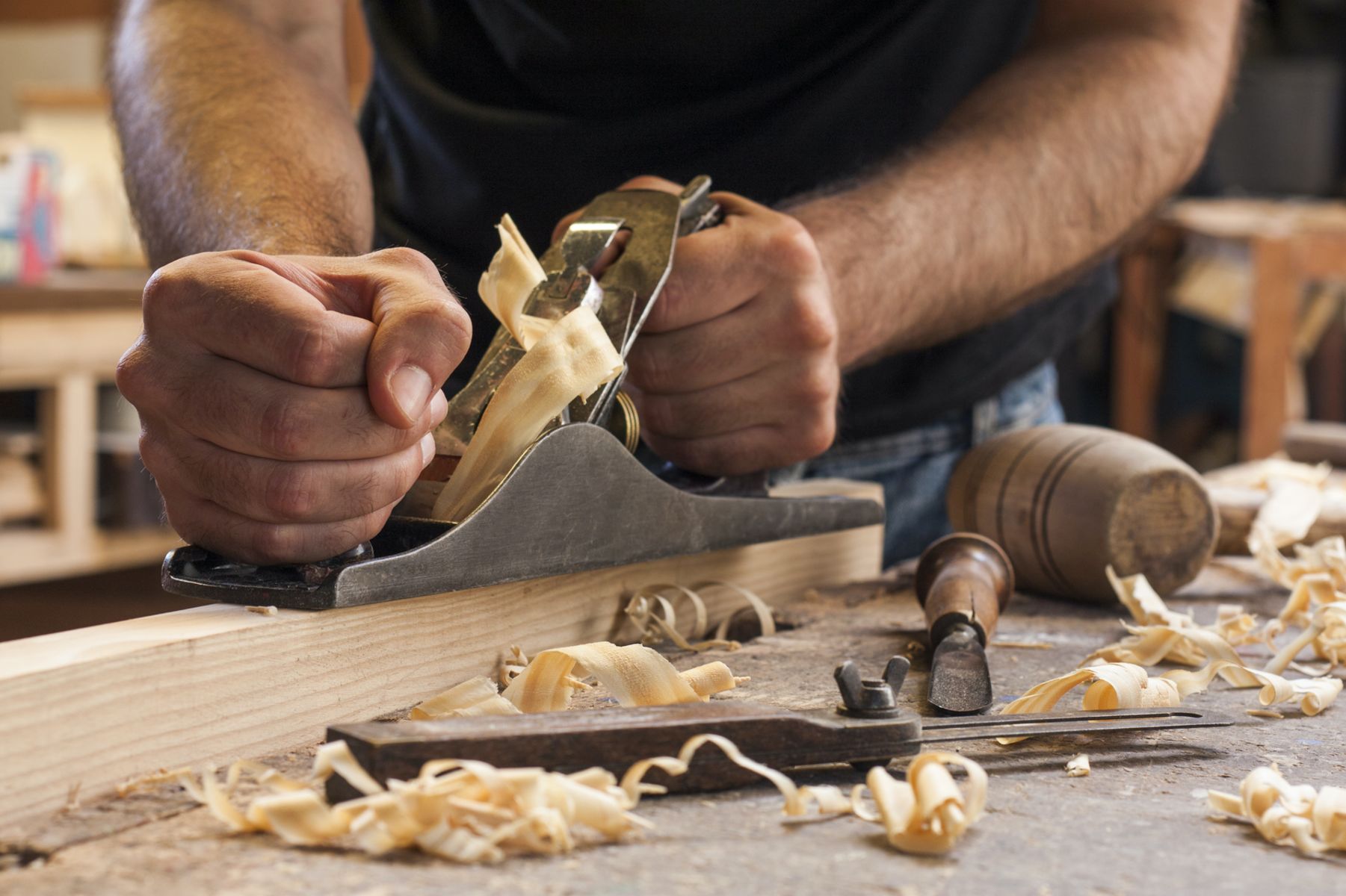 découvrez nos services de menuiserie sur mesure : fabrication et installation de portes, fenêtres, escaliers, mobilier en bois et agencement intérieur. qualité, savoir-faire artisanal et conseils personnalisés pour tous vos projets.