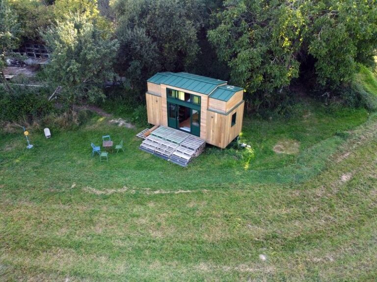 découvrez le mode de vie alternatif qu'offre la tiny house : une habitation minimaliste, écologique et économique, idéale pour ceux qui souhaitent simplifier leur quotidien et réduire leur impact environnemental.